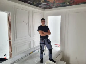 Tapetowanie sufitu, malowanie i montaż sztukaterii