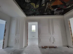 Tapetowanie sufitu, malowanie i montaż sztukaterii