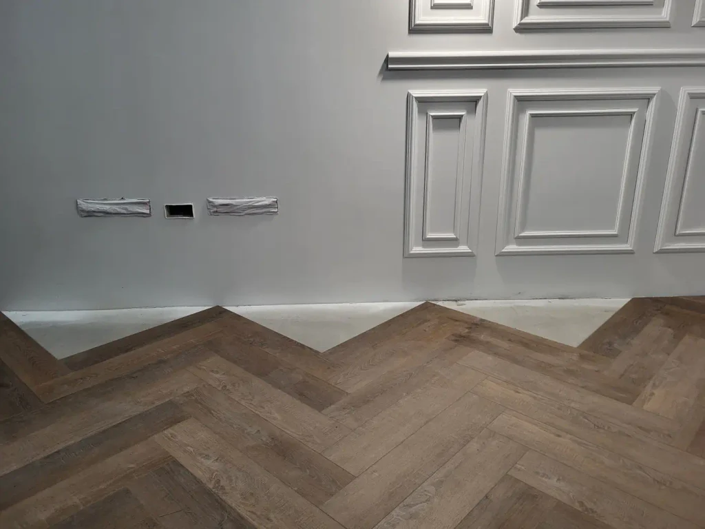 Układanie podłogi w salonie